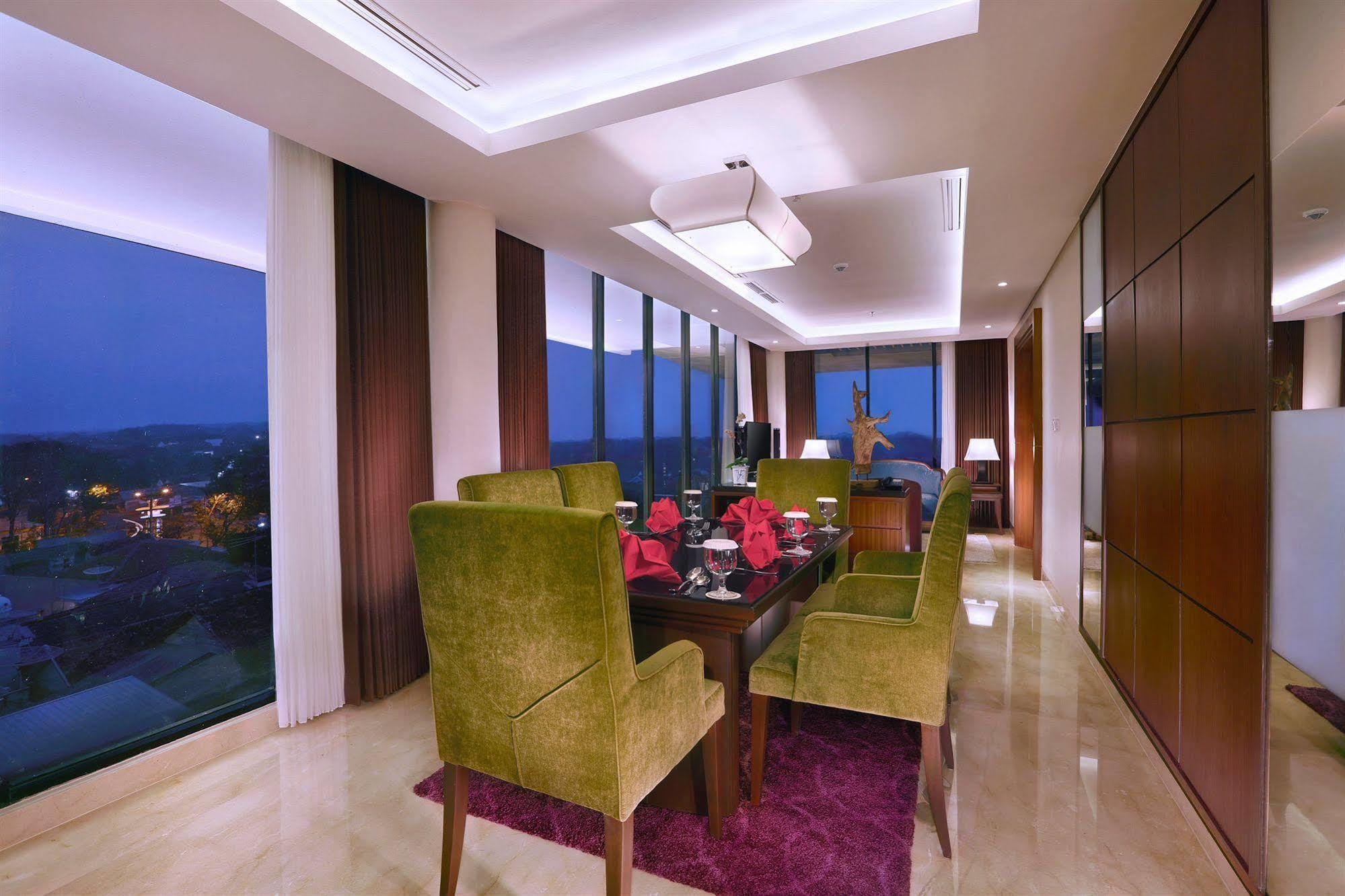 Aston Bojonegoro City Hotel Екстериор снимка